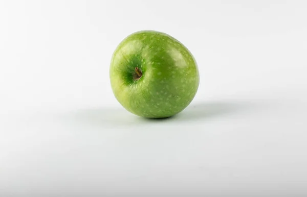 Un'unica mela fresca verde isolata su fondo bianco. vista frontale — Foto Stock