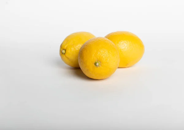 Limones en medio del fondo blanco . — Foto de Stock