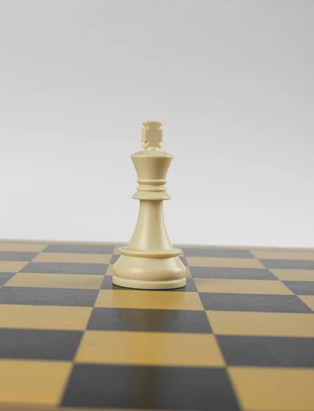 Rey blanco en el centro de un tablero de ajedrez —  Fotos de Stock