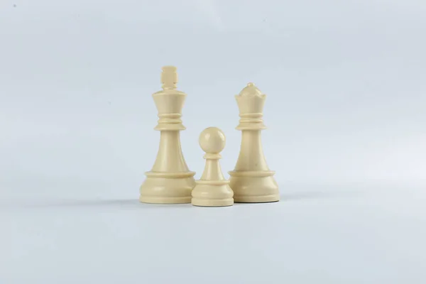 Figuras blancas de rey, peón y reina aisladas sobre fondo blanco —  Fotos de Stock