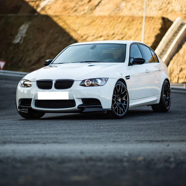 Beyaz birinci sınıf araba, ön ışıklar ve tampon.