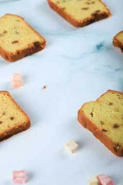 Mavi misketin üzerinde sultana dilimlenmiş turta ve Türk zevki var.