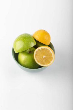 Gümüş kasede yeşil elma ve limon