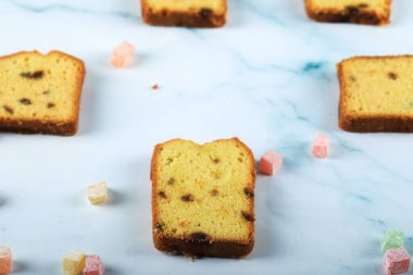 Mavi masada dilimlenmiş çilekli turta.