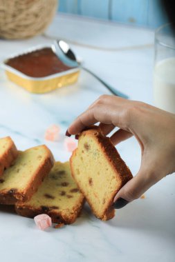 Sultana 'yla dilimlenmiş turtayı elimle alıyorum.