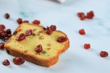 Kırmızı böğürtlen ve bir dilim tost