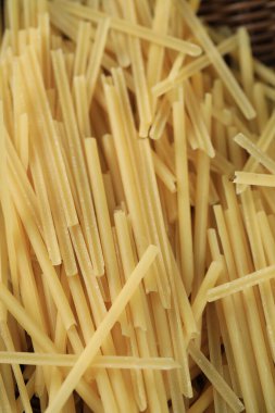 Ev yapımı taze spagetti ortaya.