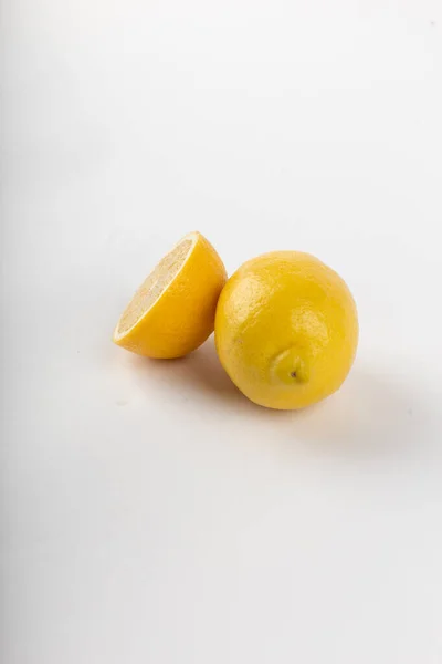 Limón entero y medio aislado sobre blanco —  Fotos de Stock