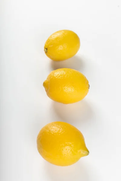 Limones en fila aislados en blanco —  Fotos de Stock