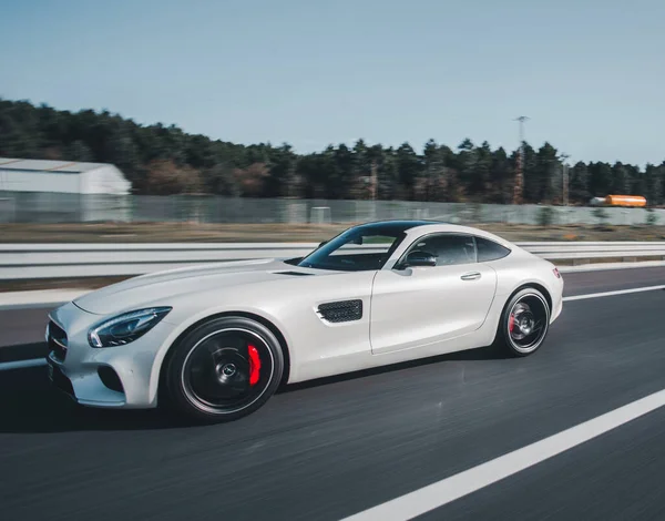 Un coche deportivo de lujo blanco en la carretera — Foto de Stock