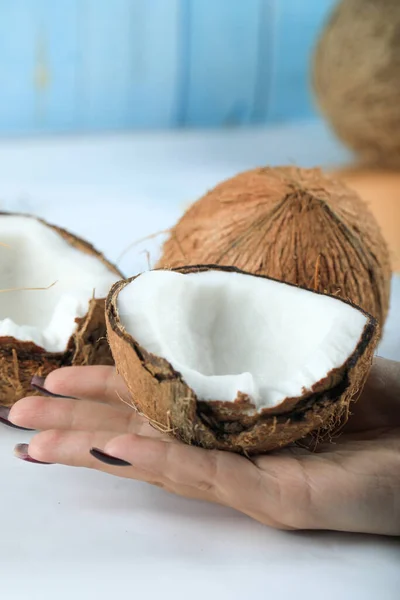 반 죽 과 코코넛 열매를 손에 쥐고 있는 모습 — 스톡 사진
