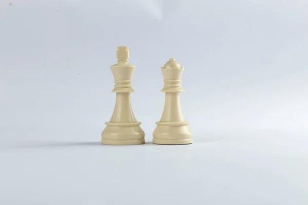 Figuras blancas de rey y reina aisladas sobre fondo blanco —  Fotos de Stock