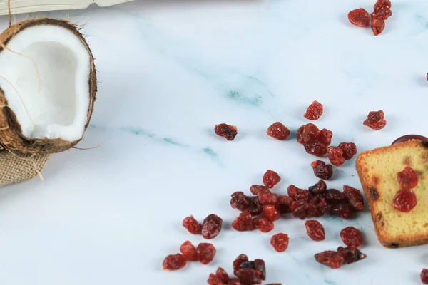 Frutos de coco, bayas rojas secas y una rebanada de pan tostado — Foto de Stock