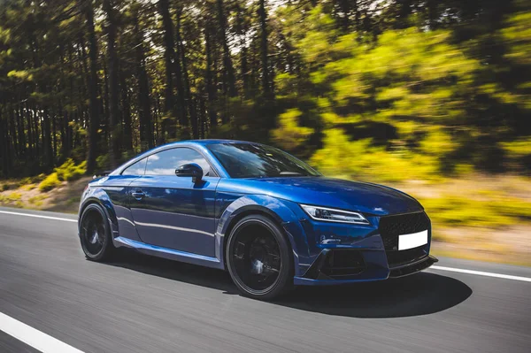 Otobanda mavi lüks bir araba.