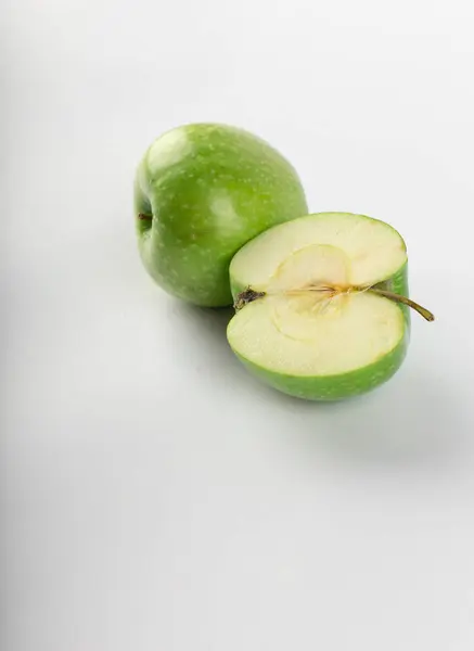 Maçã inteira e meia verde isolada em branco — Fotografia de Stock