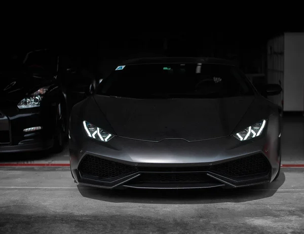 Beyaz ksenon tasarım ışıkları olan siyah spor araba