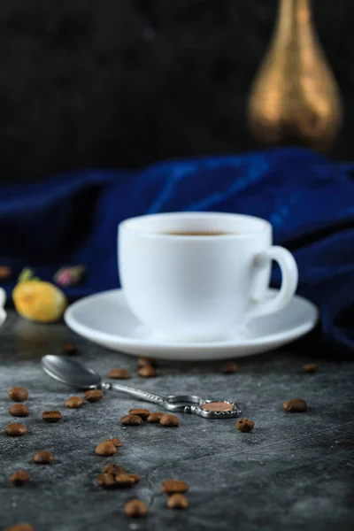 Чашка чая с сухим ароматом цветов вокруг — стоковое фото