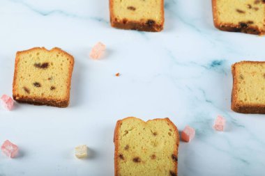 Mavi misketin üzerinde sultana dilimlenmiş turta ve Türk tatlıları.