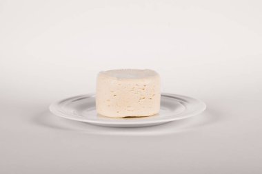 Beyaz tabakta beyaz ricotta peyniri.