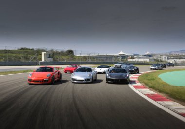 İz üzerinde çok sayıda spor araba yarışıyor