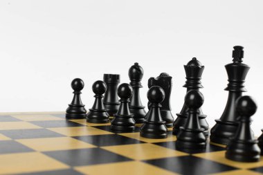 Satranç tahtasındaki siyah satranç figürleri