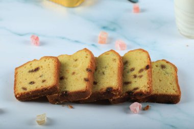 Mavi mermerde sultana dilimlenmiş turta.