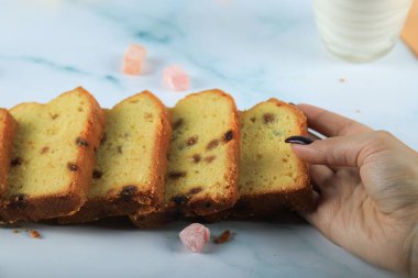 Mavi masada sultana dilimlenmiş turta.