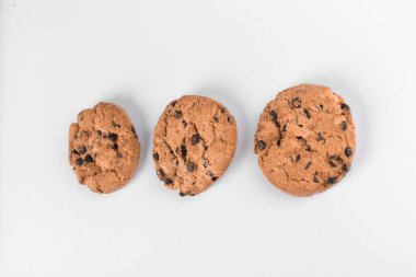 Beyaz üzerinde çikolata parçacıkları olan yulaflı kurabiyeler