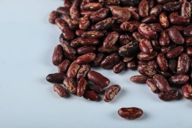 Mavi zemin üzerinde kırmızı kuru fasulye izole