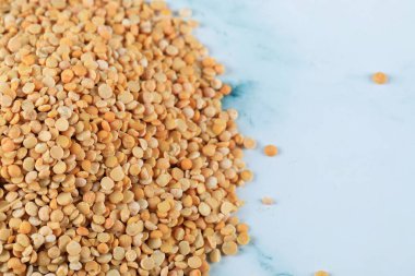 Sarı fasulye stokları mavi mermerde izole edilmiş.