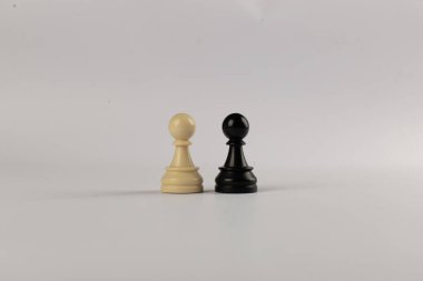 Beyaz ve siyah piyon figürleri beyaz arkaplanda izole