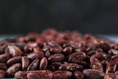 Siyah arka planda taze ve sağlıklı kırmızı fasulyeler.