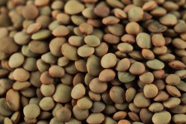 Arka planda taze ve sağlıklı mercimek var.