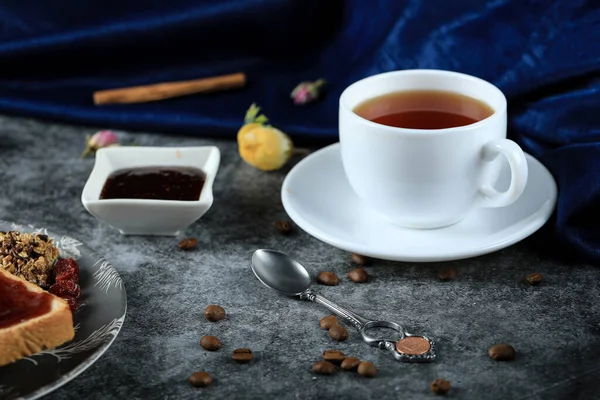 Чашку чая и красного ягодного варенья — стоковое фото