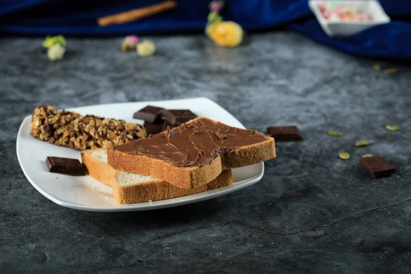 초콜릿 크림을 곁들인 빵 조각 — 스톡 사진