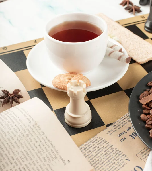 Une tasse de thé et une tour d'échecs — Photo