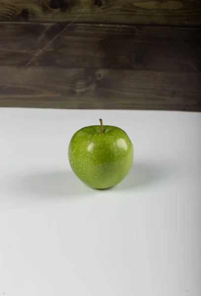 Una mela verde su sfondo scuro — Foto Stock