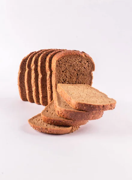 Hnědý chléb jemně nakrájený a dát na bílé pozadí — Stock fotografie