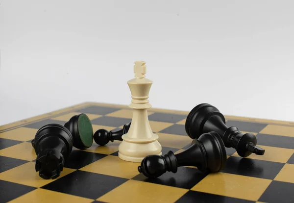 Zwycięzca biały król przegrany czarne postacie na szachownicy — Zdjęcie stockowe