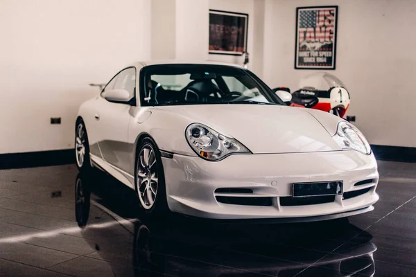 Blanco coupé deporte en la sala de exposición —  Fotos de Stock