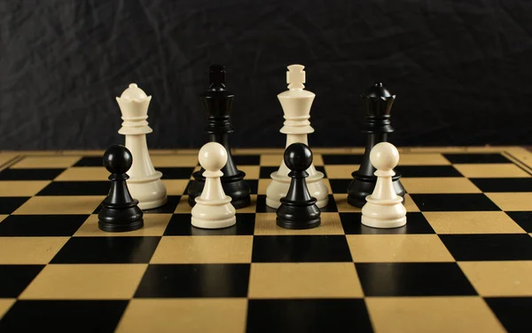 Tahtadaki siyah beyaz satranç figürleri — Stok fotoğraf