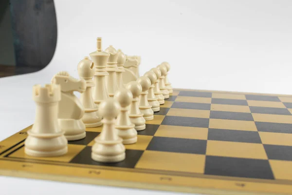 Figuras blancas de ajedrez en el tablero de ajedrez —  Fotos de Stock