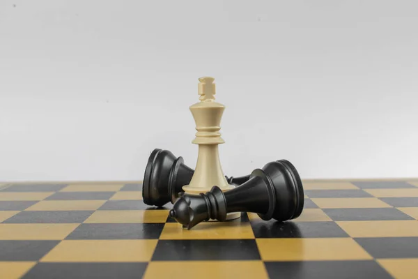 Gambar putih di tengah dan hitam di sekitar papan catur pada latar belakang putih yang terisolasi — Stok Foto