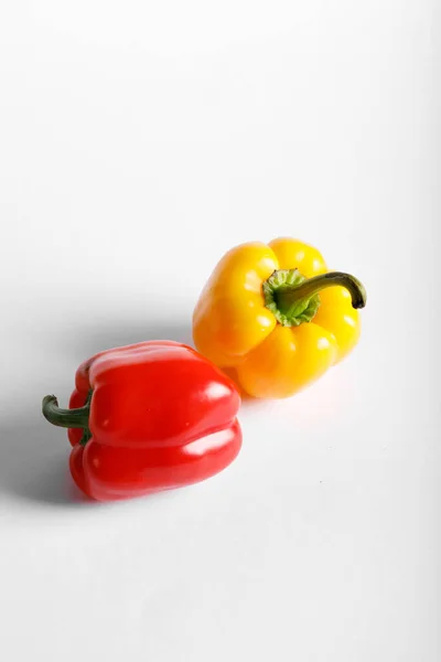 Red and yellow bell peppers. Top view — Stock Photo, Image