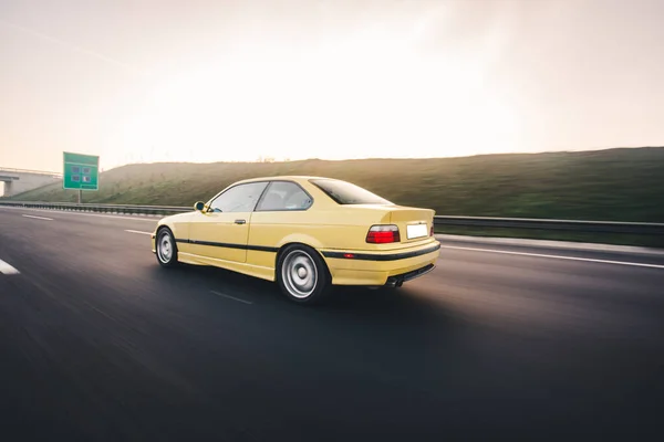 高速道路を走行する黄色のタクシーセダン車 — ストック写真