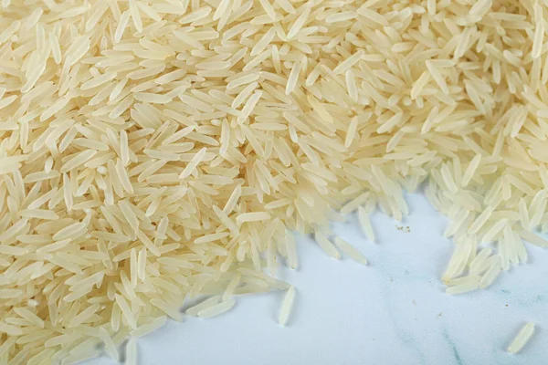 テーブルの上の乾燥した新鮮なアジアの米 — ストック写真
