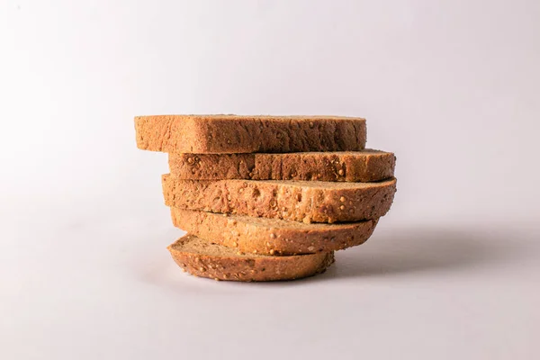 Bruin brood plakjes in een stapel geïsoleerd op witte achtergrond — Stockfoto