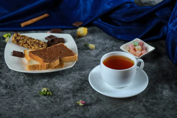 Tostadas de crema de chocolate con una taza de té — Foto de Stock