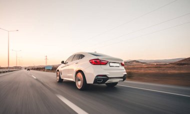 Kırmızı ksenon ışıkları olan beyaz sedan araba.