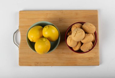 Tahtada limon ve tereyağlı kurabiye. en üstteki görünüm